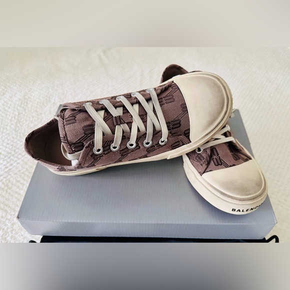 🔥NEW ~Balenciaga Paris Low-Top Sneakers
Authentic Brand New with tags🔥🔥 - Picture 6 of 9